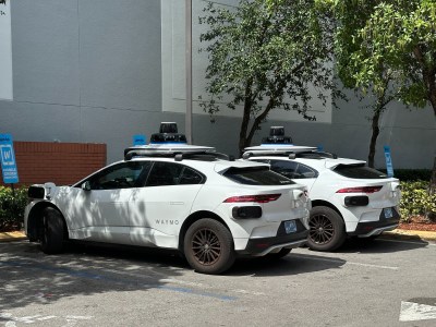 Robotaxi Causes Traffic Jam in Miami 