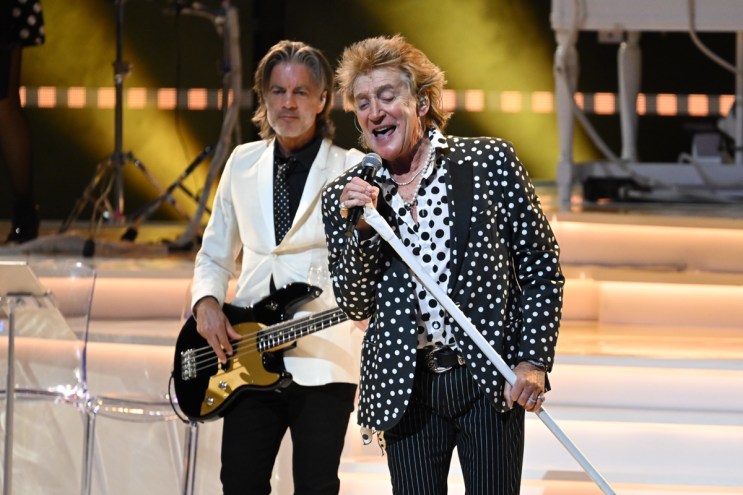 Review: Rod Stewart’s Farewell Tour Kickoff Stuns Miami Fans