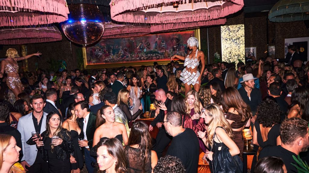 Photo os a room in a club full of people dancing