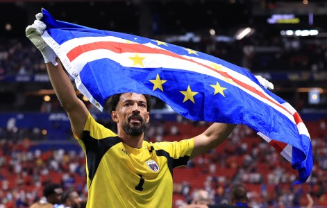 Viral Cabo Verdean World Cup goalie to be reunited with mom in Miami