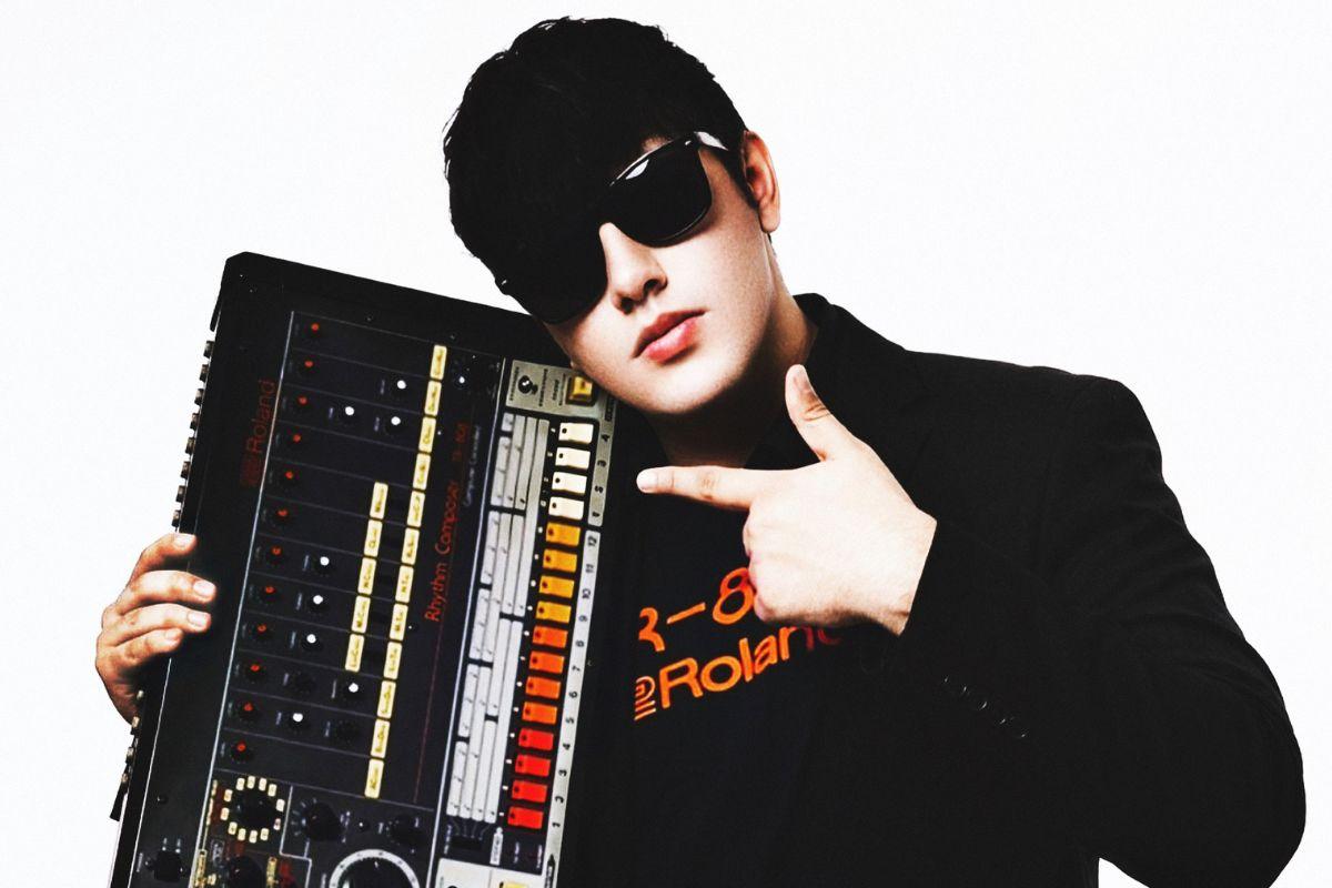 Photo of a man holding a Rolland 808 synth
