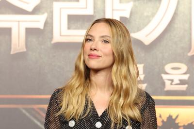 Social media drags Miami Herald over Scarlett Johansson foot spray story