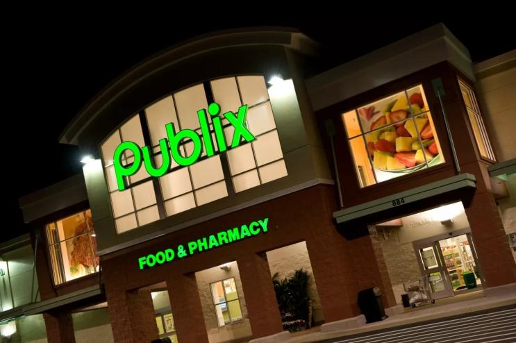 photo of a publix grocery store at night with green signage illuminated in all its glory