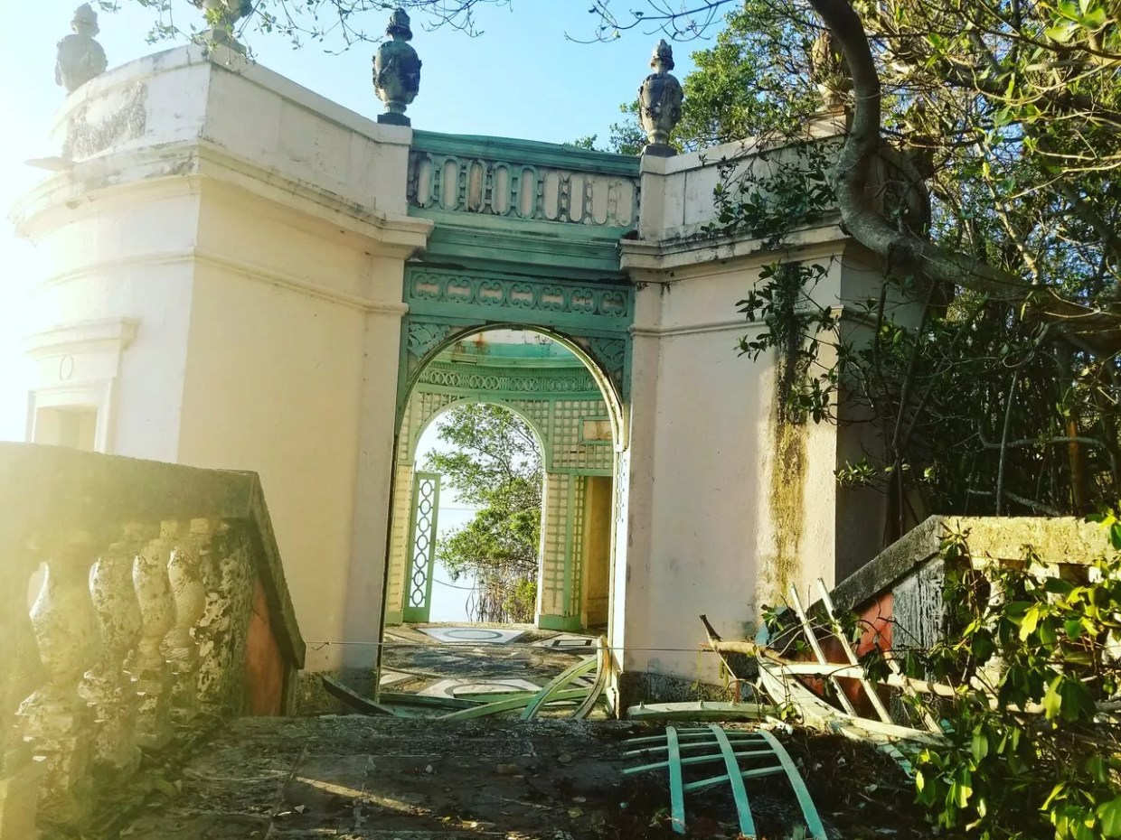 Vizcaya Offers Free Passes to Volunteers Assisting in Irma Cleanup