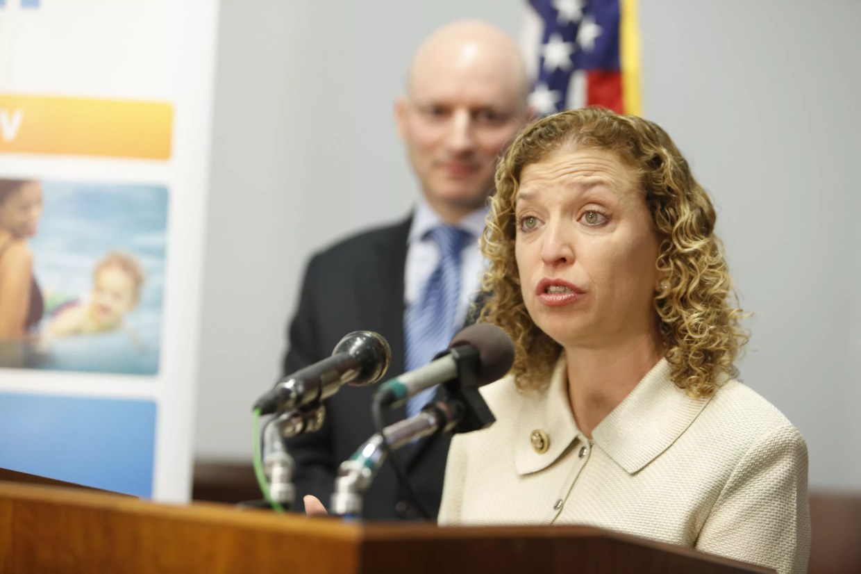 Wasserman Schultz Votes to Extend Trump’s NSA Spying Powers