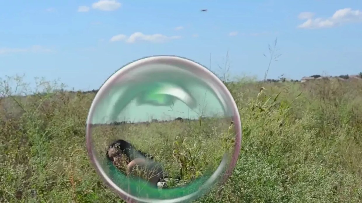 Three Female Artists Stage an Exhibition and Show at Mango’s Tropical Cafe