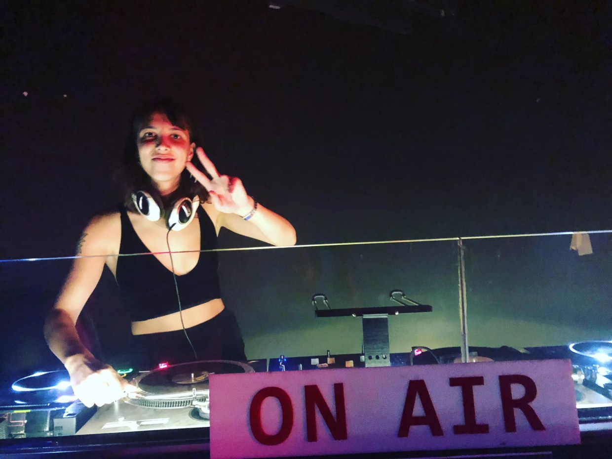 DJ Mariana Dias Brings Her Jolt Radio Show, <i>Forward the Motion</i>, Live to Las Rosas