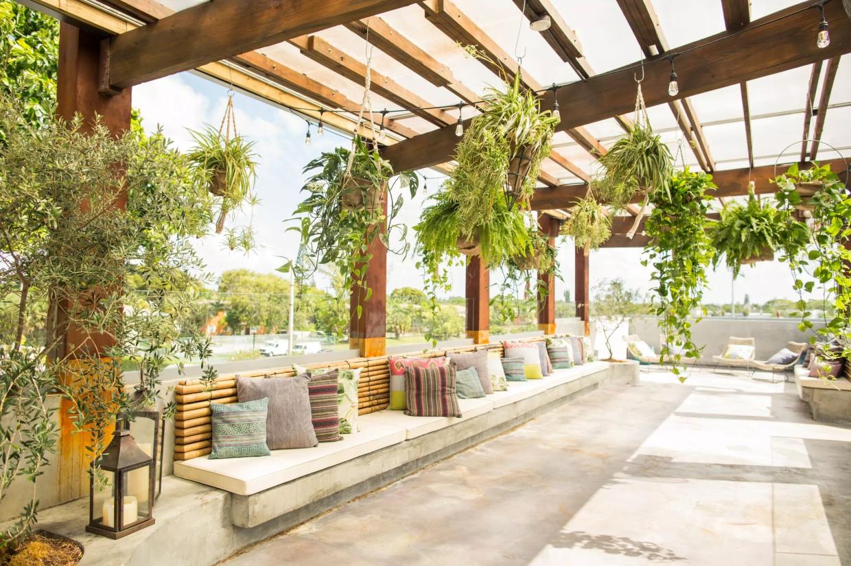 Vista Opens Rooftop Bar With Cocktails and Live Music