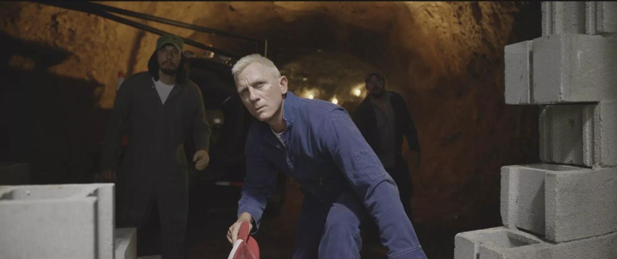 Soderbergh Returns at Last With a Breezy, Comic Real-America Heist