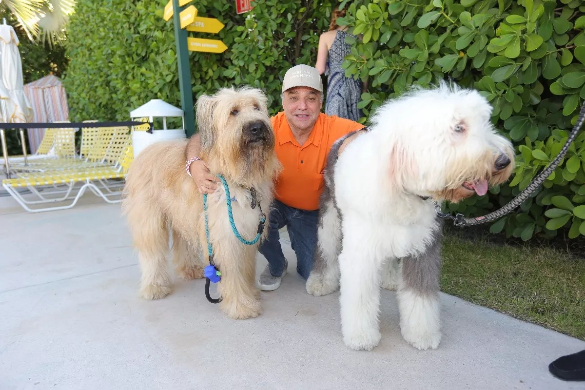 SOBEWFF’s Lee Schrager Sells Night Owl Cookies From His Front Yard for Charity UPDATED