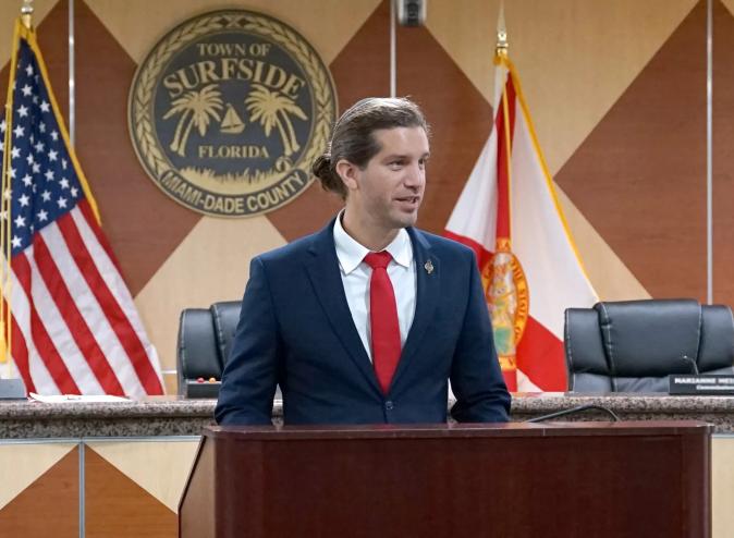 Surfside Mayor Shlomo Danzinger standing at the pulpit