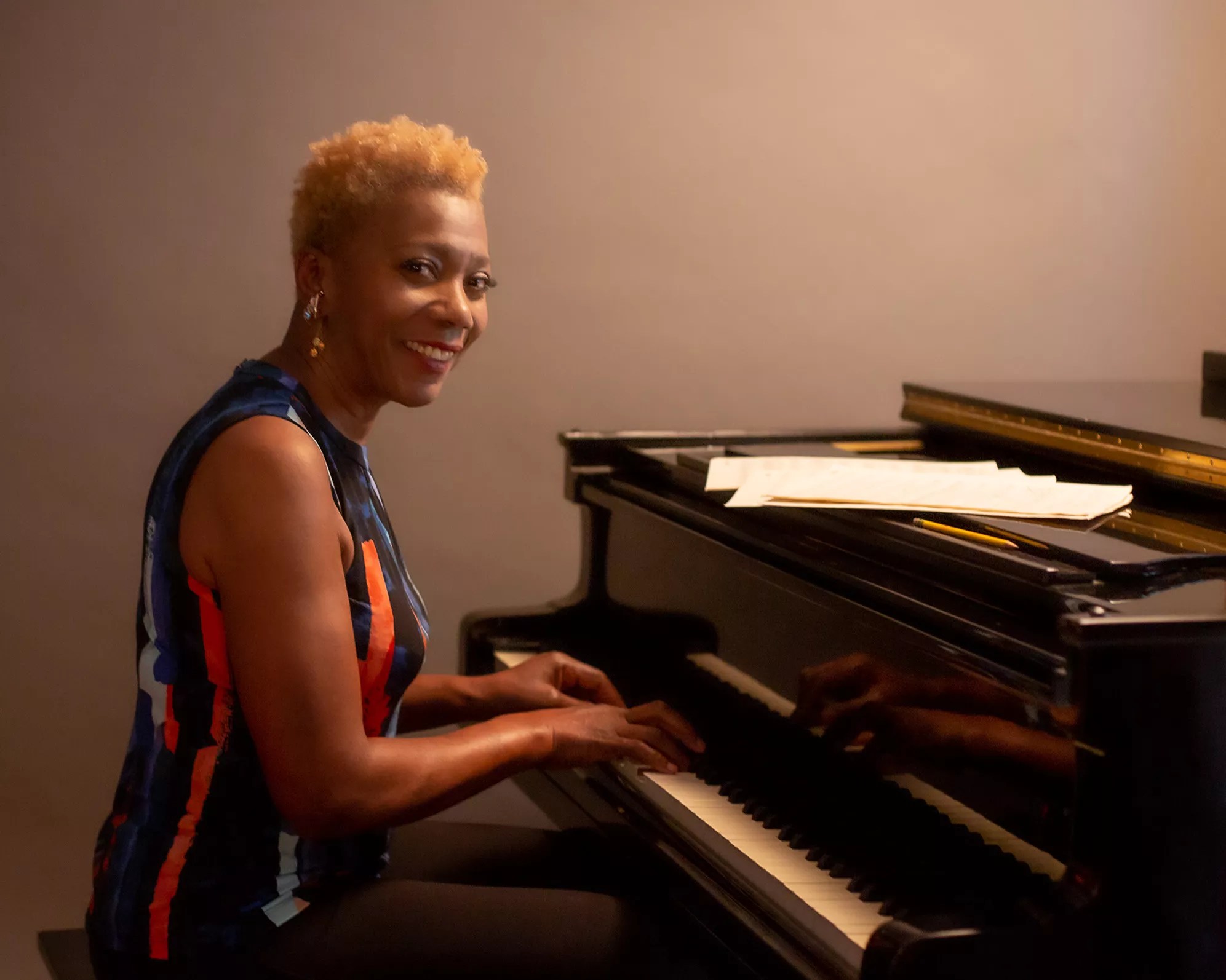 Carmen Lundy at the paino