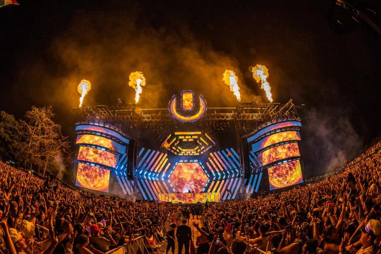 Ultra main stage with an enormous crowd gathered in front of it