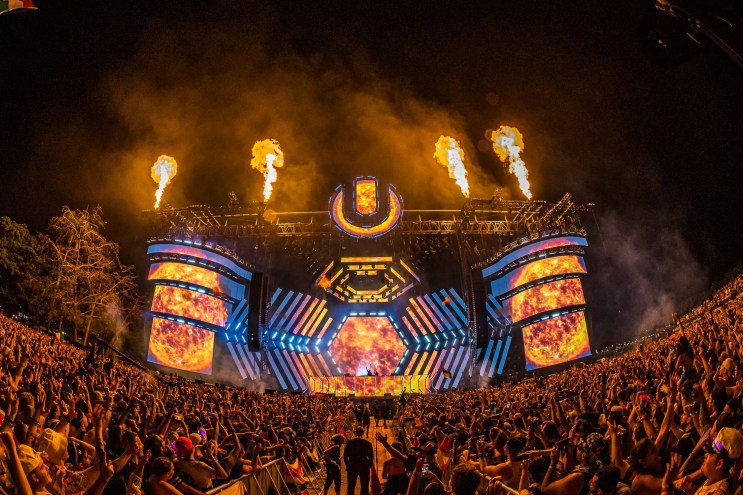 Ultra main stage with an enormous crowd gathered in front of it