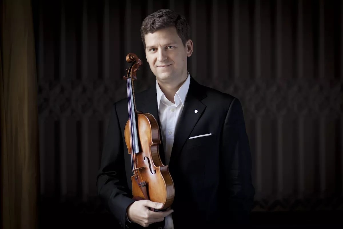 Portrait of James Ehnes holding his violin
