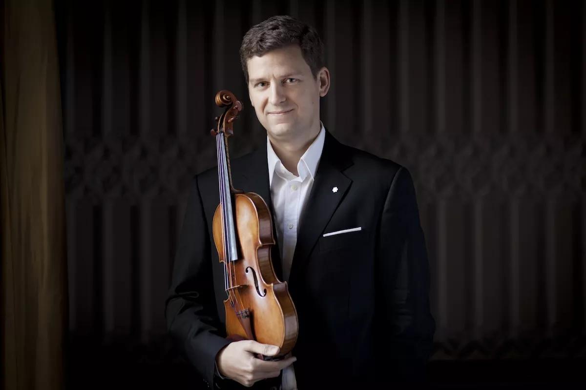 Portrait of James Ehnes holding his violin