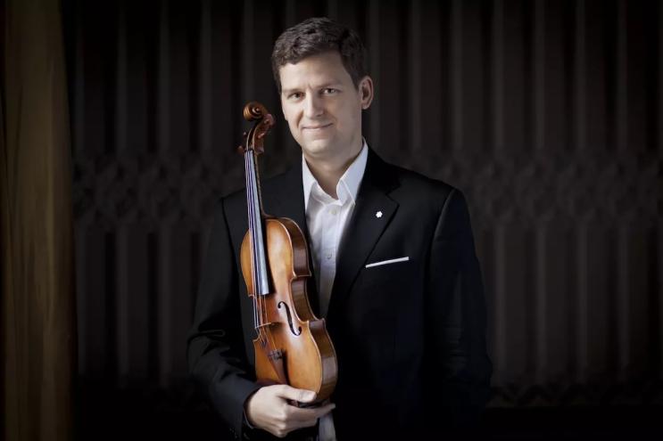 Portrait of James Ehnes holding his violin
