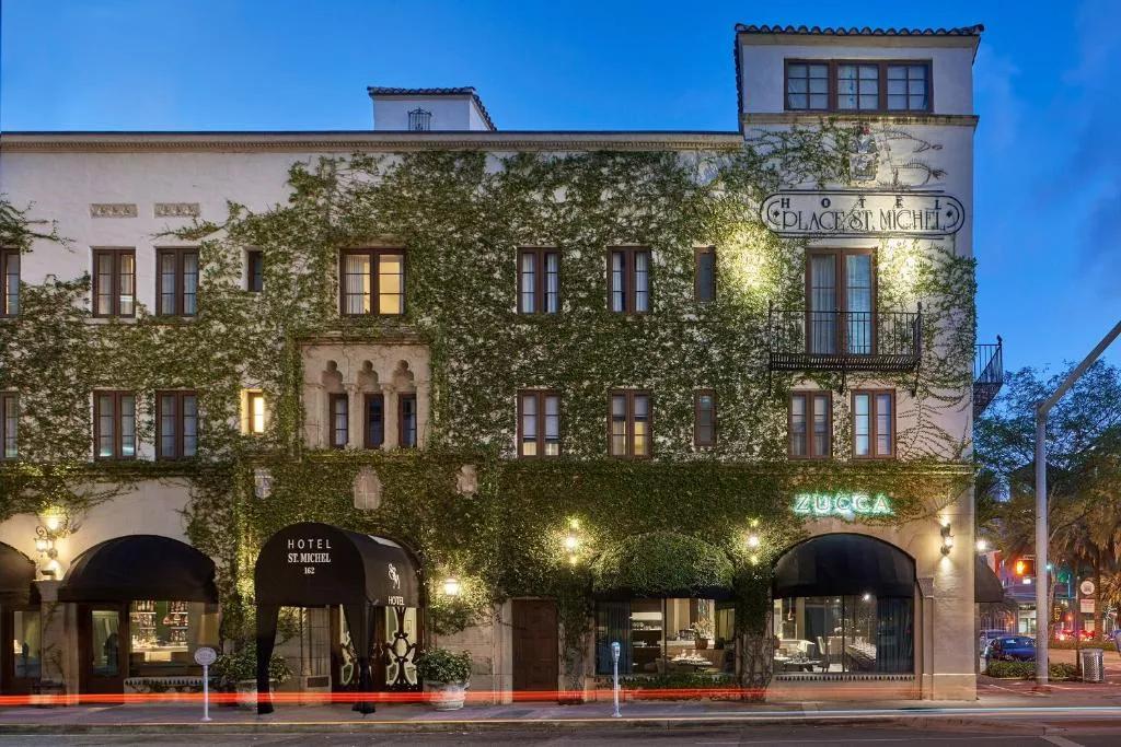 A hotel with foliage