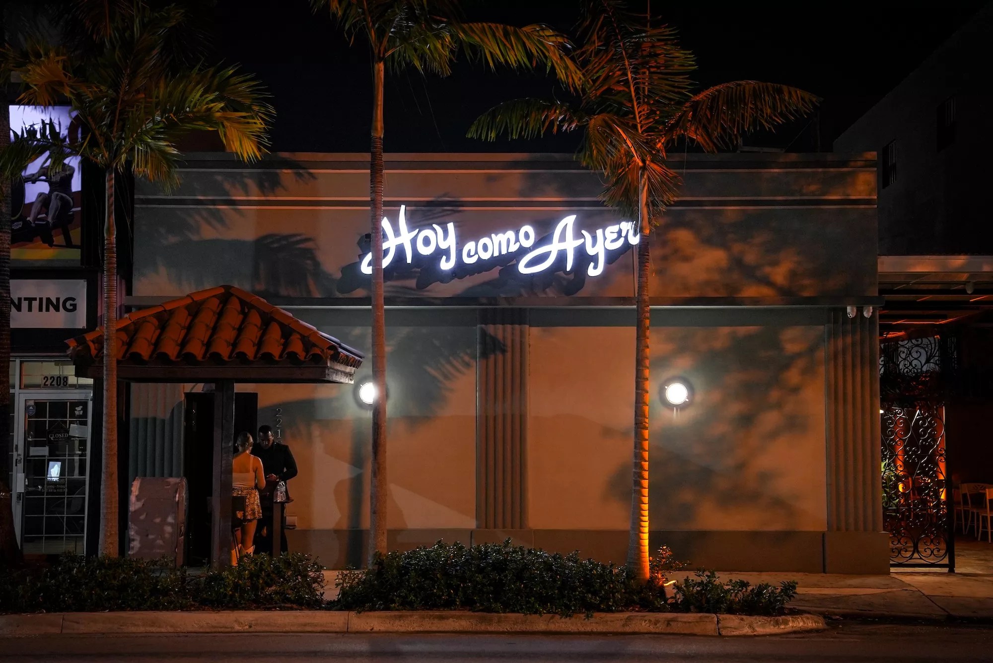 Photo of a venue with a sign that reads Hoy Como Ayer