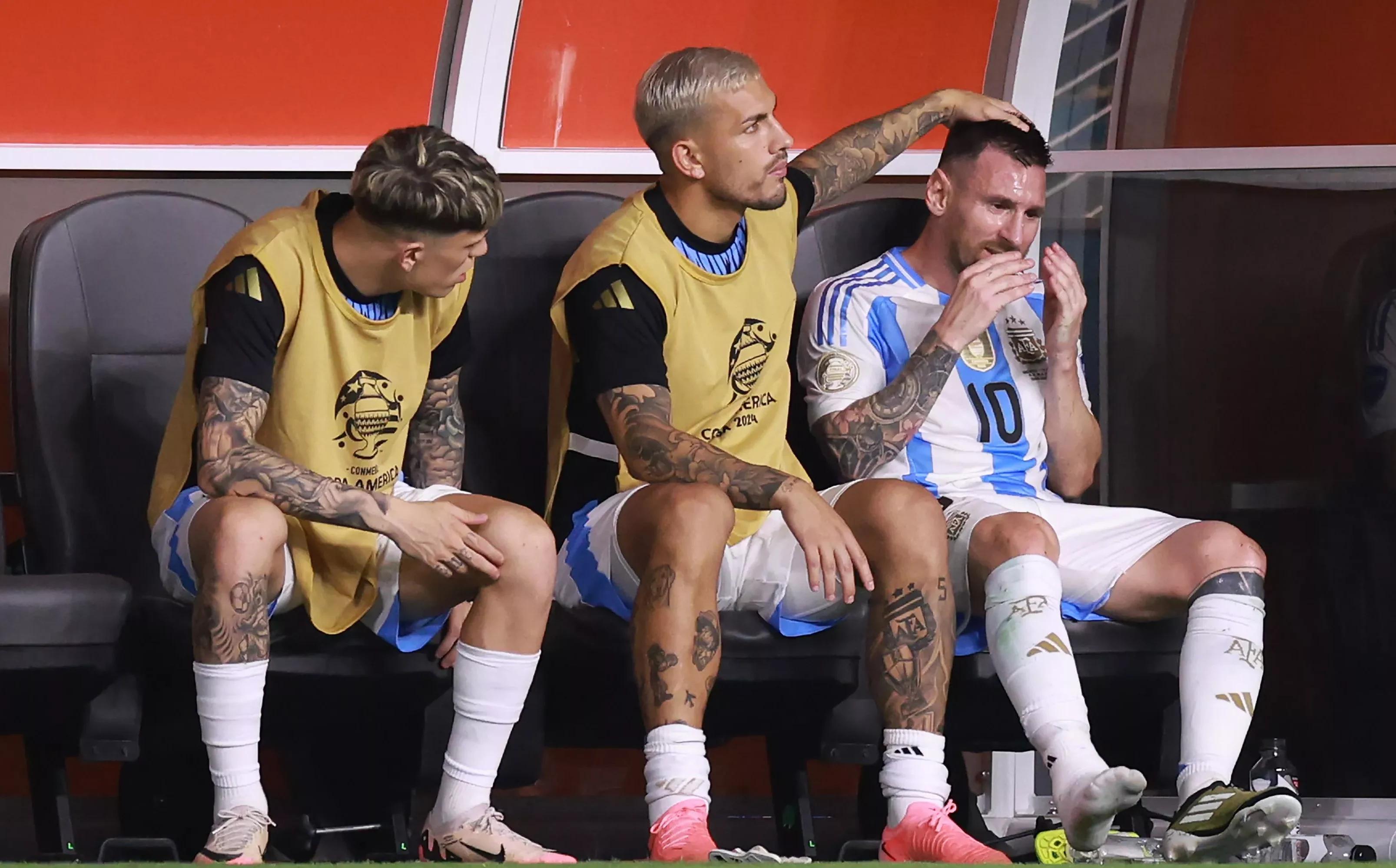 His hands open in front of his face, Lionel Messi is in pain on the bench after leaving the Copa America final