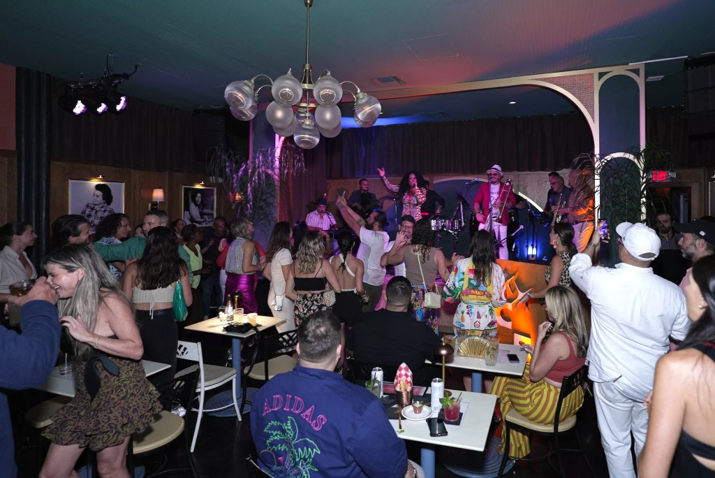 A band performing on stage at Hoy Como Ayer