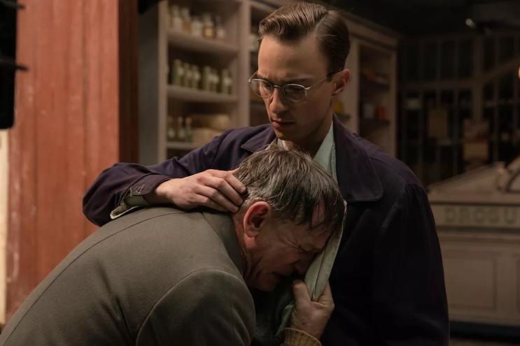 Still of Daniel Craig and Drew Starkey in Queer