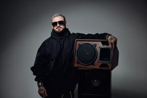 Picture of a man holding an amplifier.